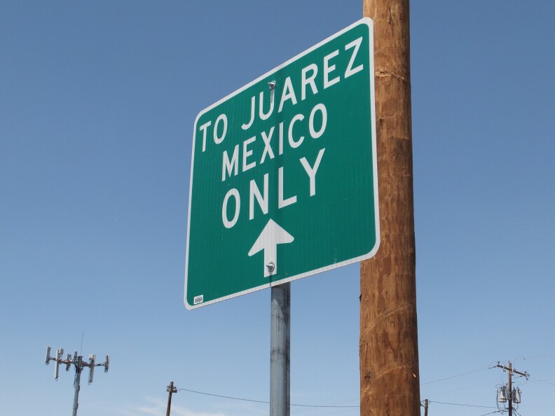 Sign for the border crossing to Ciudad Juarez