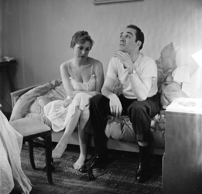 circa 1955:  A married couple contemplating divorce.  (Photo by Orlando /Three Lions/Getty Images)