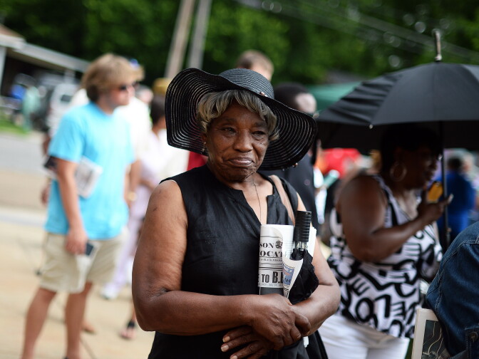 Mourners line up outside the B.B. King Museum and Delta Interpretive Center in Indianola, Mississippi, on May 29, 2015 to attend a public wake for the blues legend. Hundreds of fans gathered to pay their respect to King, who died on May 14 at the age of 89 in Las Vegas.