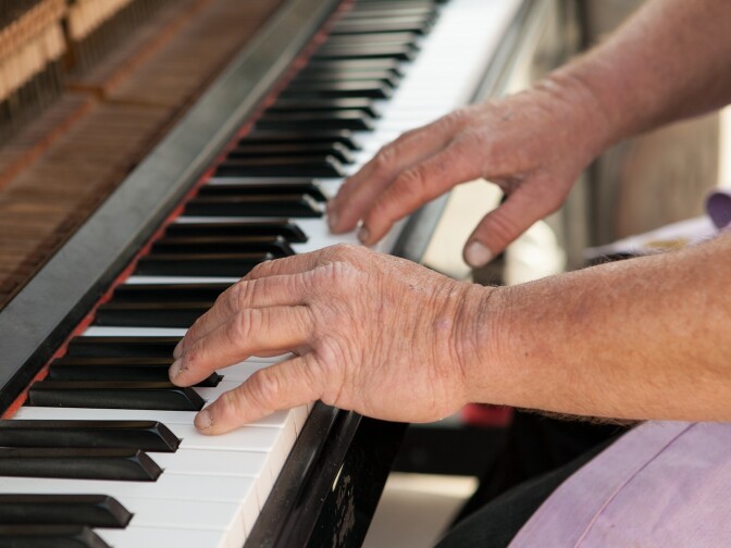 Venice Boardwalk musician Nathan Pino at his piano.