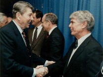 Jerry Lewis (R) shakes hands with Ronald Reagan (L)