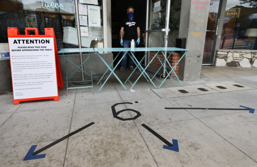 OUTDOOR DINING BAN 123020