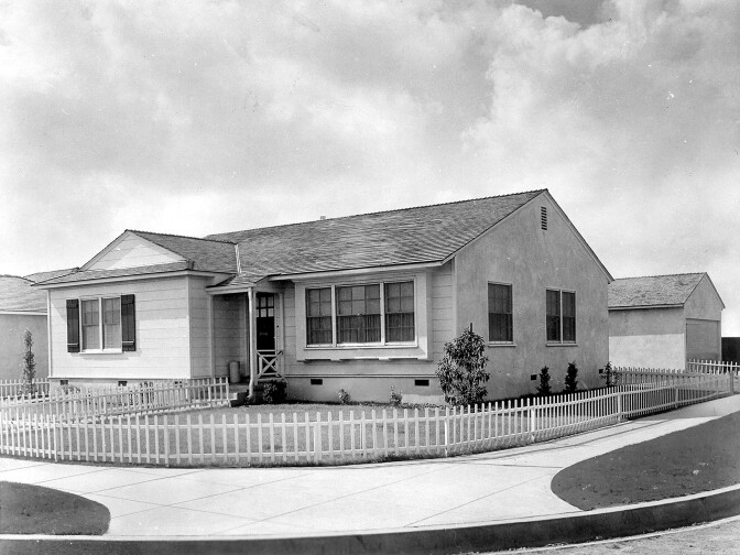 On the first day of sales in Lakewood in 1950, 25,000 people lined up to have a look. At the end of the first month, more than 200,000 people had flocked to the sales office, and more than 1,000 families had purchased homes. As many as 50 houses a day were sold, with a record 107 sold in one hour. 