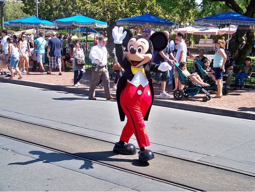 mickey-mouse-disneyland.jpg