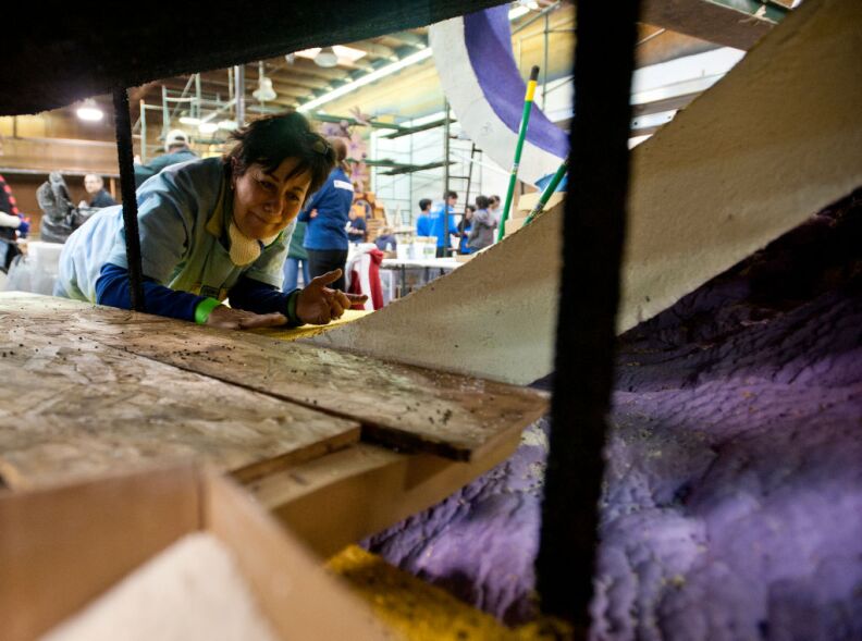 Liz Fox of Arkansas decorates the float for Donate Life, a non-profit organ and tissue donation organization. Fox's husband, David Lee Fox, will be one of several donors honored and pictured on the float with ground flower petals.