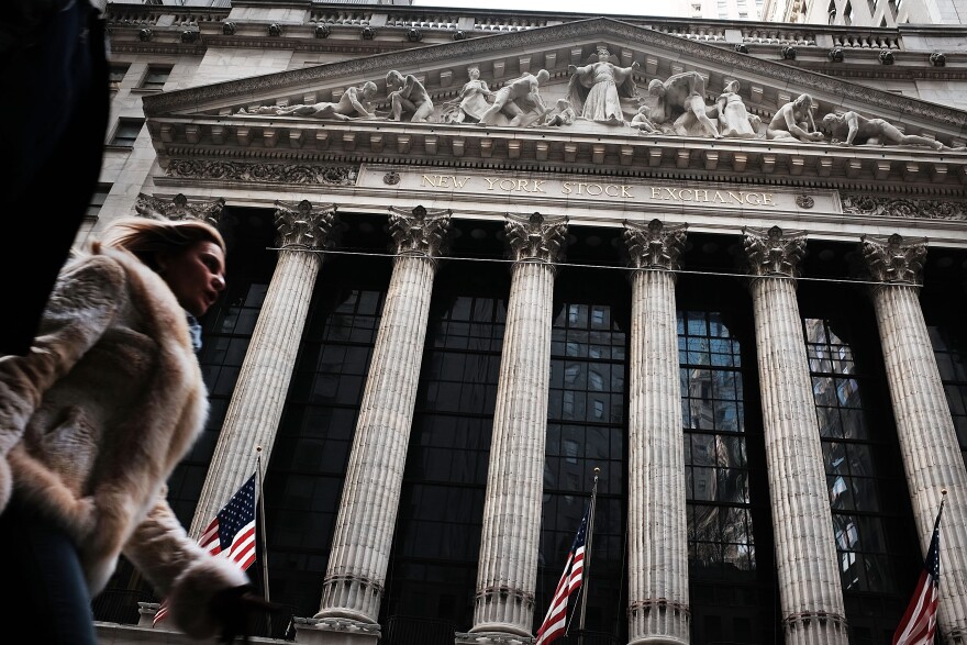 NEW YORK, NY - JANUARY 15: People walk by the New York Stock Exchange (NYSE) on January 15, 2016 in New York City. Stocks have fallen significantly in morning trading with the Dow Jones industrial average down over 400 points as concerns about oil prices and the Chinese economy persist.  (Photo by Spencer Platt/Getty Images)
