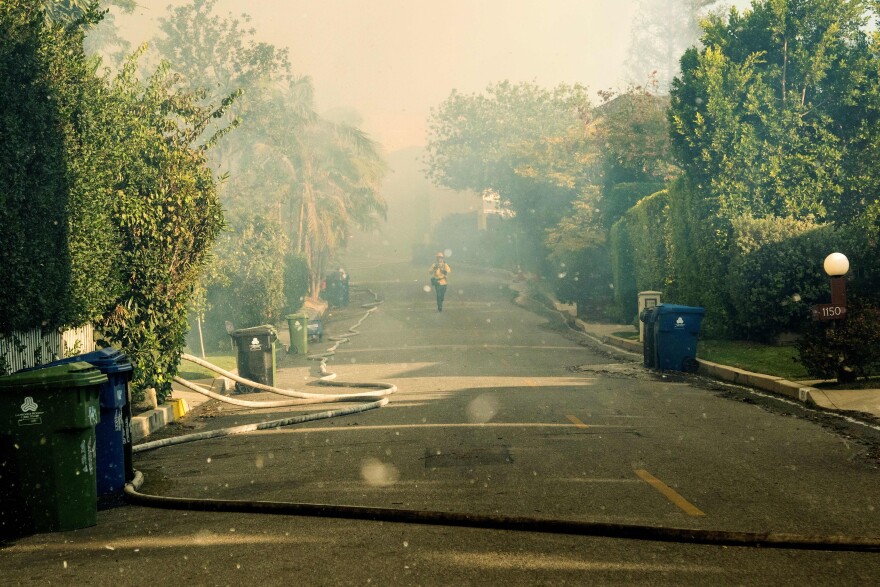 A firefighter works to save burning houses along Linda Flora Drive during the Skirball Fire in Los Angeles, California, December 6, 2017.
The "Skirball" fire ignited before 5 a.m. (1300 GMT) and quickly engulfed some 50 acres, with forecasters predicting the 25-mile-per-hour winds could cause further spreading, threatening multi-million dollar homes and the acclaimed Getty Center museum.