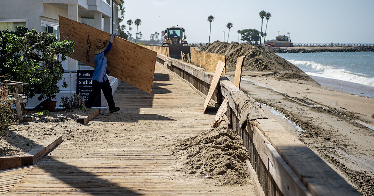 Coverage image for: Long Beach prepares for high tides, larger waves stirred by Hurricane Genevieve