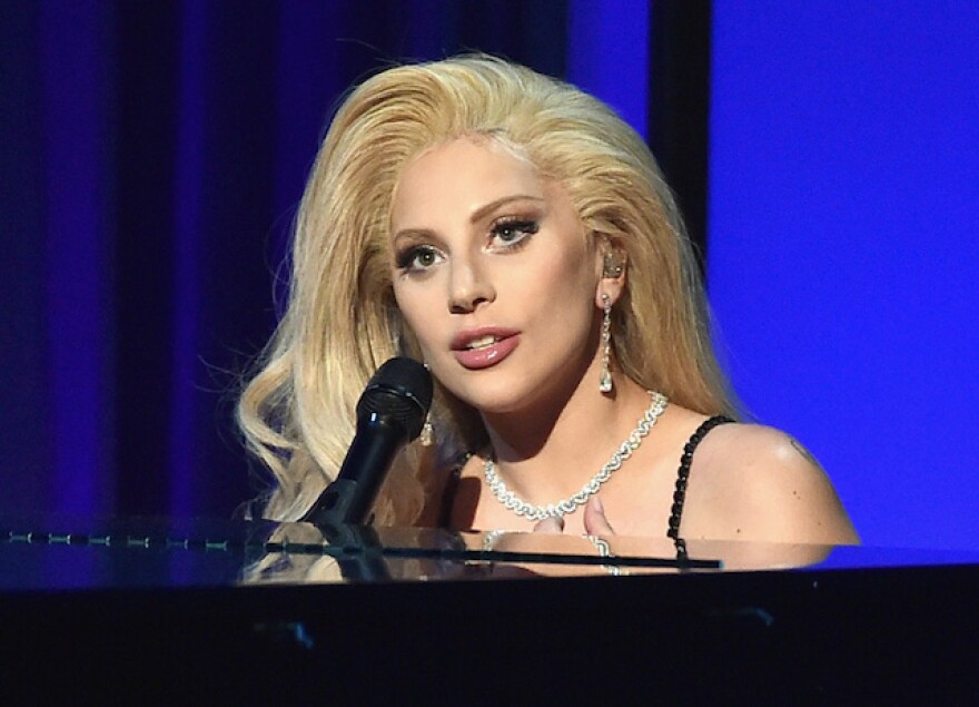 lady_gaga_piano.jpg