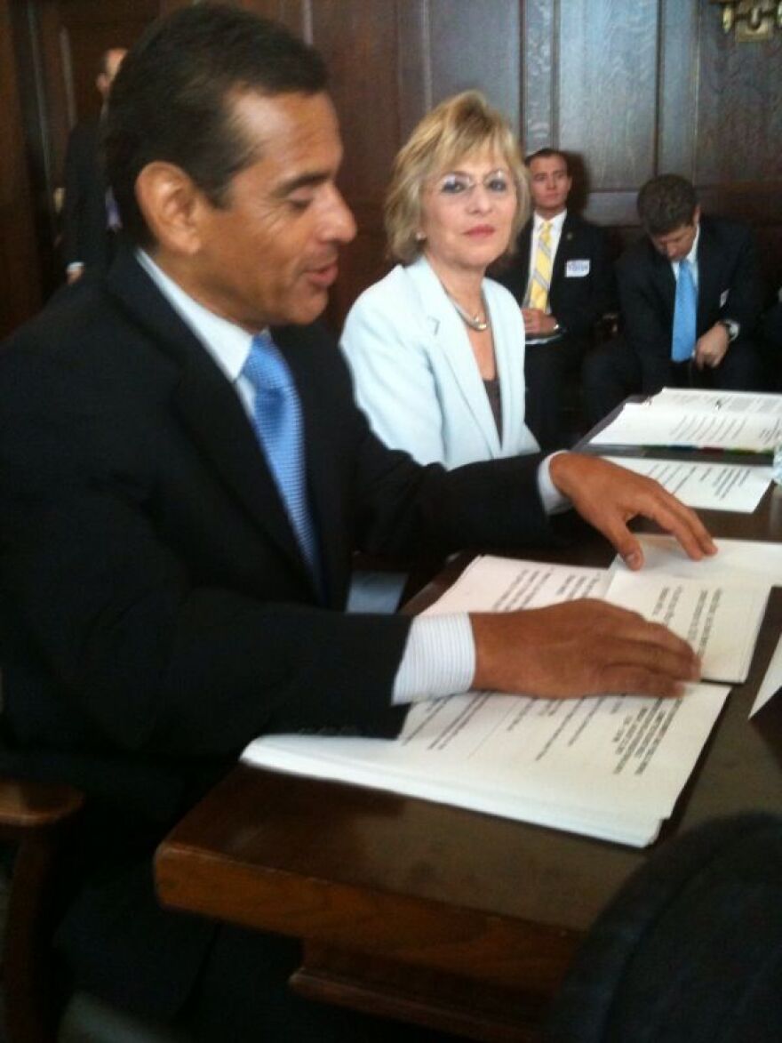 U.S. Senator Barbara Boxer and Los Angeles Mayor Antonio Villaraigosa lead a roundtable discussion at L.A. City Hall August 23, 2010 about getting more federal help with local transportation projects.