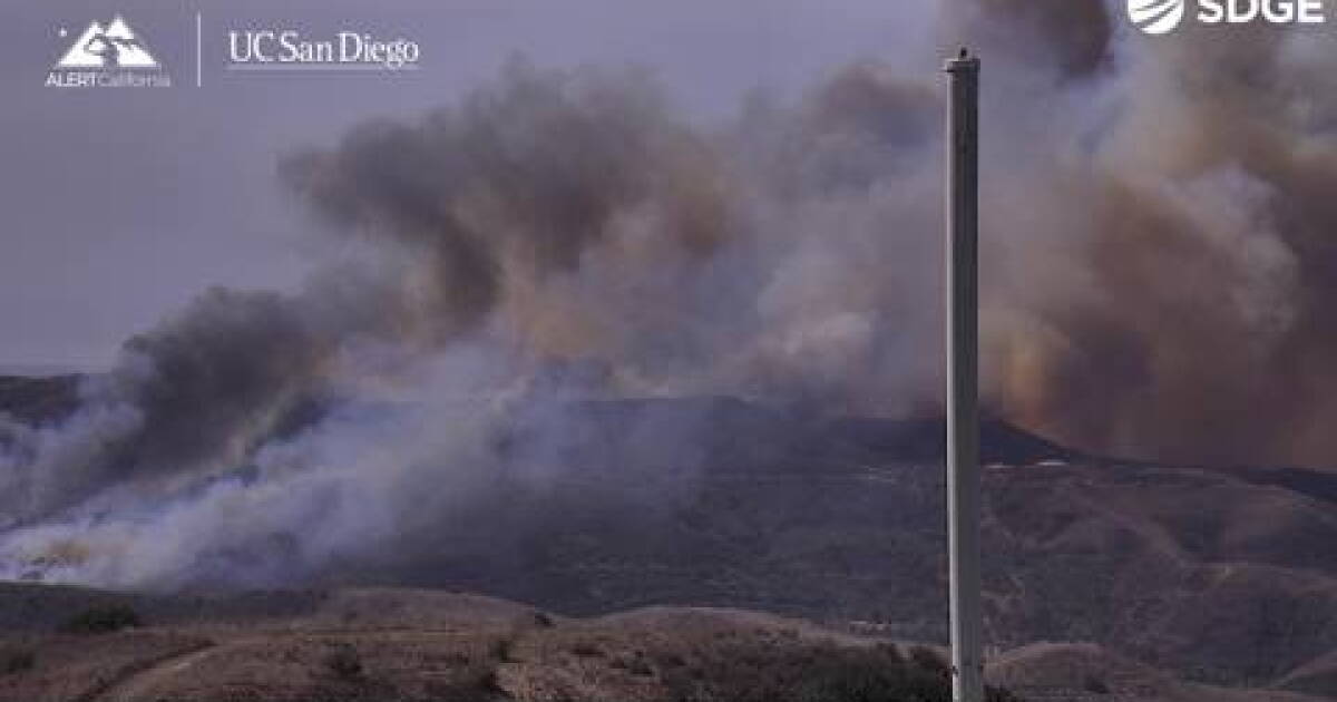 Gebäude brennen in South Orange County, während sich das Norte-Feuer ...