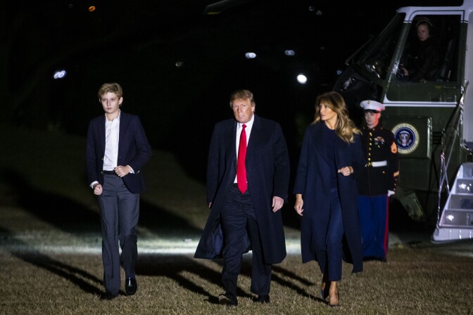 WASHINGTON, DC - FEBRUARY 3:  U.S. President Donald Trump, first lady Melania Trump and son Barron Trump arrive aboard Marine One on the South Lawn of the White House February 3, 2019 in Washington, D.C. Trump was returning from a weekend at his Mar-a-Lago club in Florida.   (Photo by Al Drago-Pool/Getty Images)