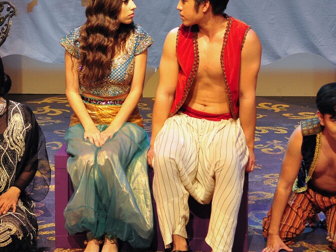 Daniel Martinez as Aladdin and Sarah Kennedy as Princess Jazmín in Aladdin, Dual Language edition paying at Casa 0101.