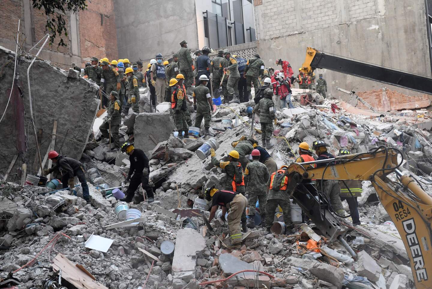 Volunteers remove rubble during the search for survivors in a flattened building in Mexico City on September 20, 2017 after a strong quake hit central Mexico on the eve killing at least 240 people.
A powerful 7.1 earthquake shook Mexico City on Tuesday, causing panic among the megalopolis' 20 million inhabitants on the 32nd anniversary of a devastating 1985 quake. / AFP PHOTO / PEDRO PARDO        (Photo credit should read PEDRO PARDO/AFP/Getty Images)