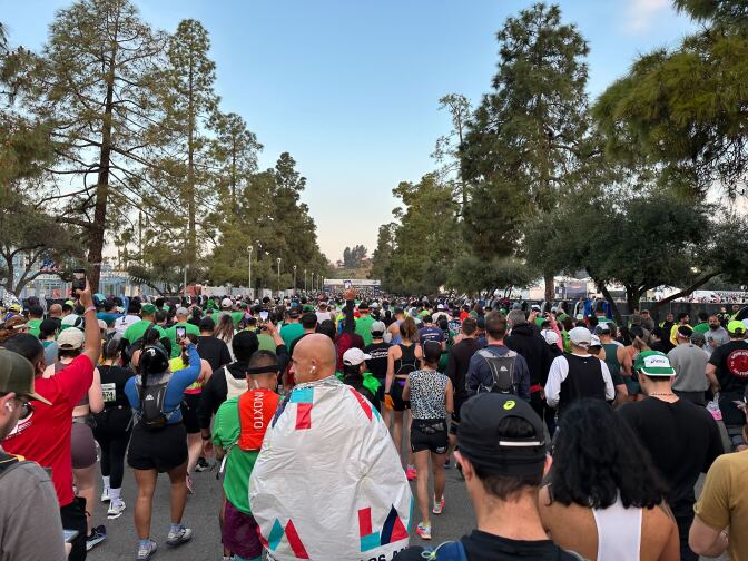 A lot of people wearing running clothes at the starting line of a marathon