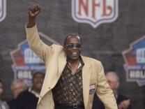 Pro Football Hall of Famer David "Deacon" Jones pumps his fist as he is introduced as part of the largest gathering of living Hall of Fame members during the 2003 NFL Hall of Fame Induction ceremony on August 3, 2003 in Canton, Ohio. Jones died Monday. He was 74. (Photo by David Maxwell/Getty Images)