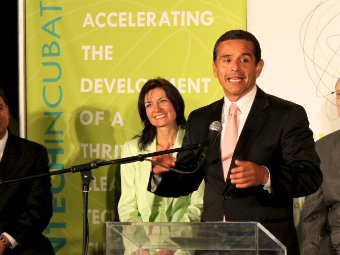 Mayor Villaraigosa praises the new Los Angeles Cleantech Incubator.