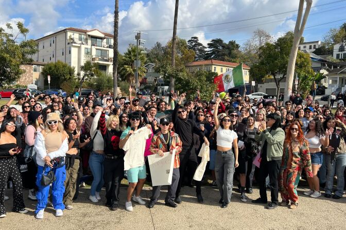 a group of some 100 people gathered to take a pic.