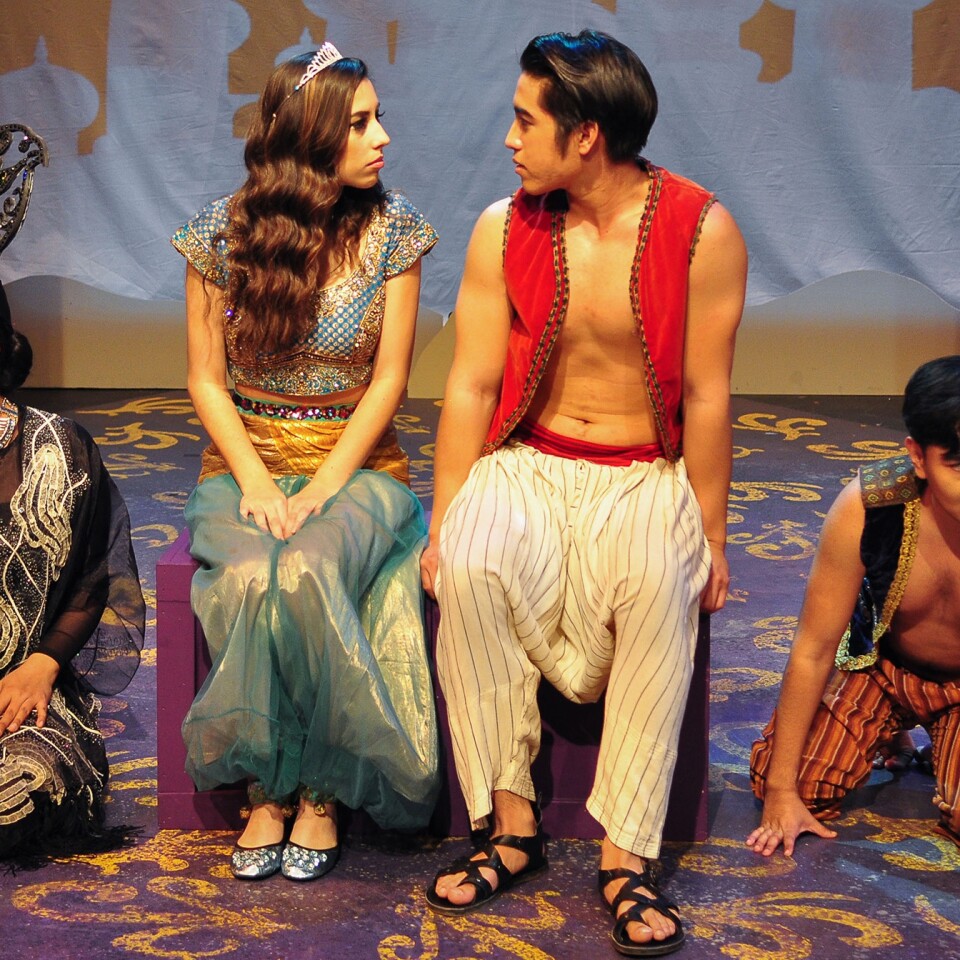 Daniel Martinez as Aladdin and Sarah Kennedy as Princess Jazmín in Aladdin, Dual Language edition paying at Casa 0101.