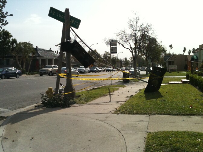 A Lake Ave. traffic light and street sign cracked under the force of Santa Ana gusts last night, which hit some Los Angeles County areas with speeds of up to 60 mph.
