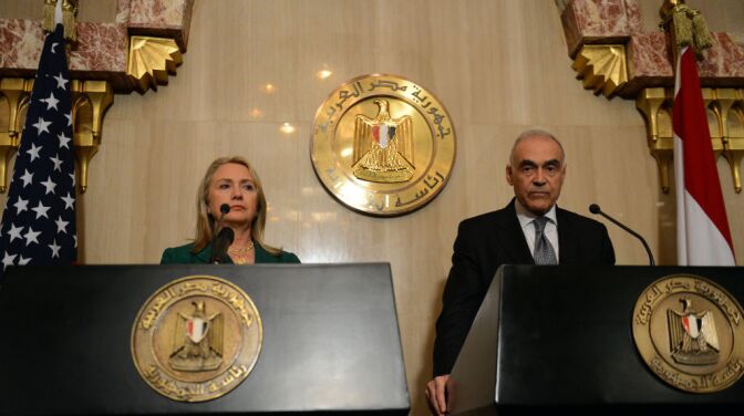 Egyptian Foreign Minister Mohamed Kamel Amr (R) and US Secretary of state Hilary Clinton give a joint press conference after their meeting with President Mohamed Morsi in the presidential palace in Cairo on November 21, 2012. 