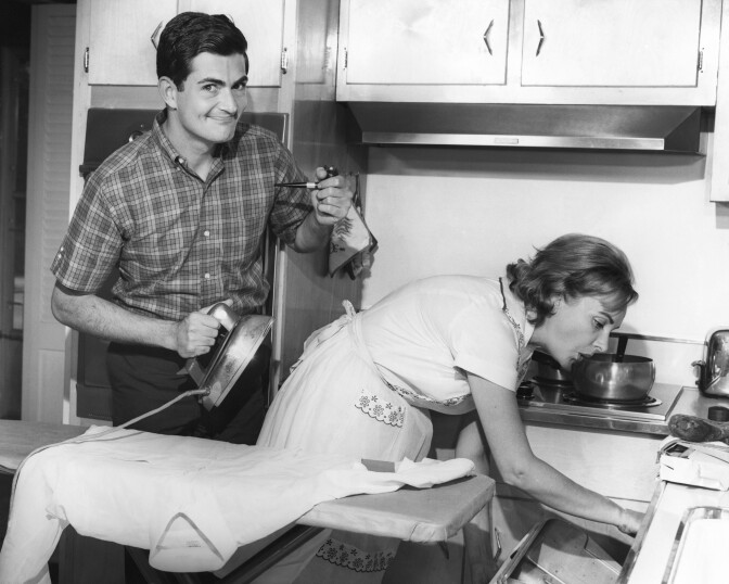 UNITED STATES - CIRCA 1950s: Couple doing domestic chores. (Photo by George Marks/Retrofile/Getty Images)