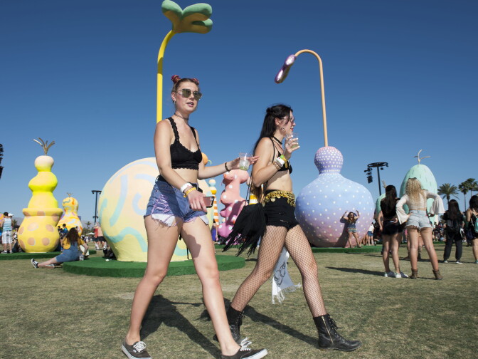Music fans attend the Coachella Valley Music And Arts Festival on April 15, 2017 in Indio, California. / AFP PHOTO / VALERIE MACON        (Photo credit should read VALERIE MACON/AFP/Getty Images)