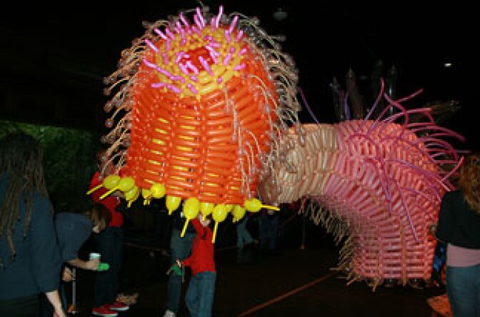 Balloon installation: The balloon-sculptures can be used as costumes.