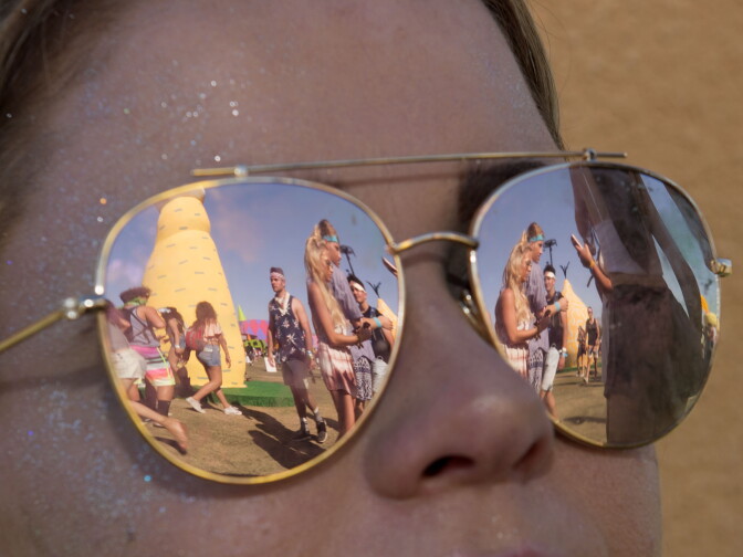 Music fans attend the Coachella Valley Music And Arts Festival on April 15, 2017 in Indio, California. / AFP PHOTO / VALERIE MACON        (Photo credit should read VALERIE MACON/AFP/Getty Images)