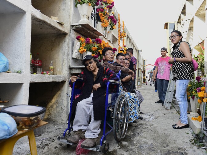 People visit Los Rosales cemetery during the Day of the Dead in Chimalhuacan, Mexico on November 2, 2016.