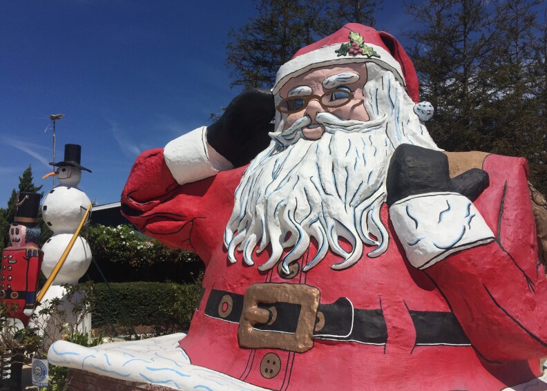 Santa statue in Oxnard.