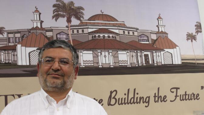Cynthia Daum, center, Mano Bakh, right, and other anti-Islam opponents picket the Islamic Center of Temecula Valley, July 2010.