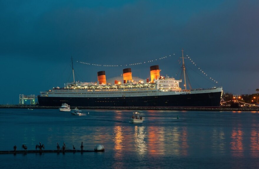 queen_mary_night.jpg