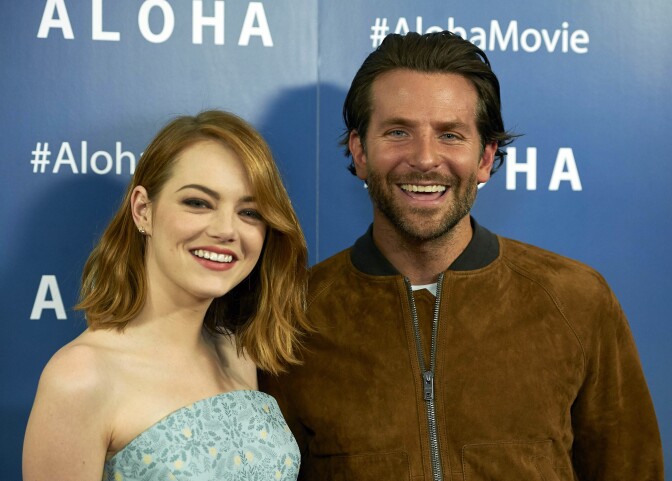 US actors Emma Stone (L) and Bradley Cooper (R) pose together arriving to attend a special screening of the film Aloha in London on May 16, 2015. AFP PHOTO / NIKLAS HALLE'N        (Photo credit should read NIKLAS HALLE'N/AFP/Getty Images)