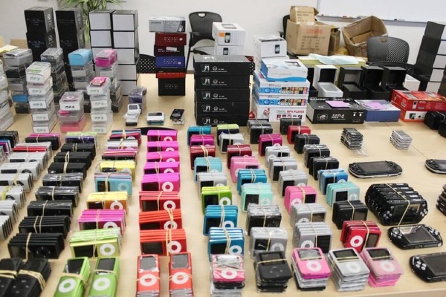fake_ipods_iphones.jpg