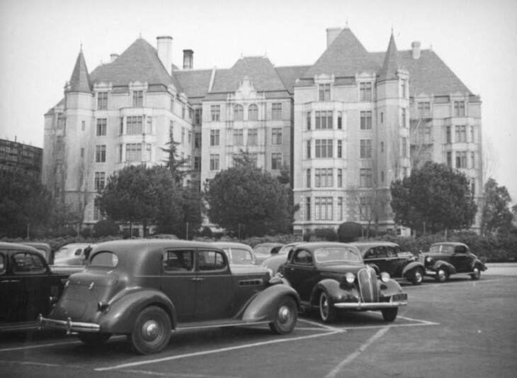 A 1937 parking lot is full of old-timey cars. The Wilshire Country Club is in the distance.