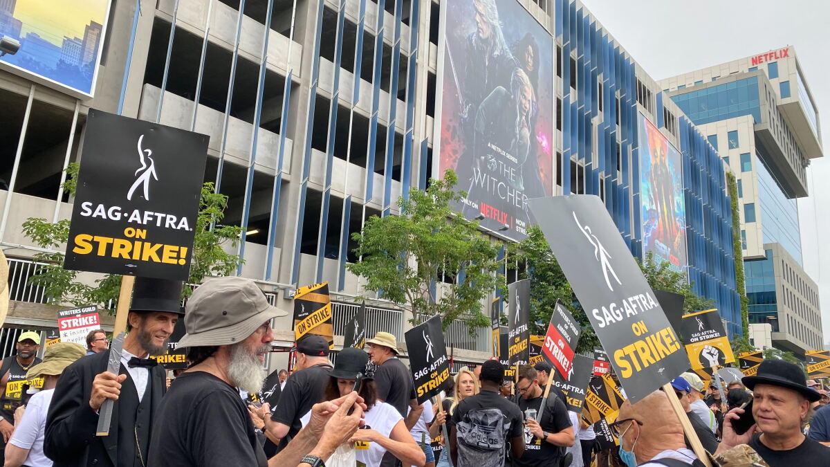 SAG Picketers March From Netflix to Paramount - Vimarsana News