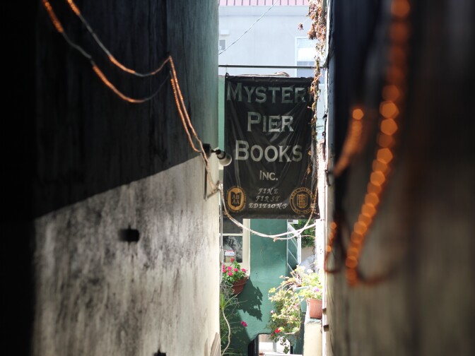 The passageway that leads from Sunset Blvd. to Mystery Pier Books. 