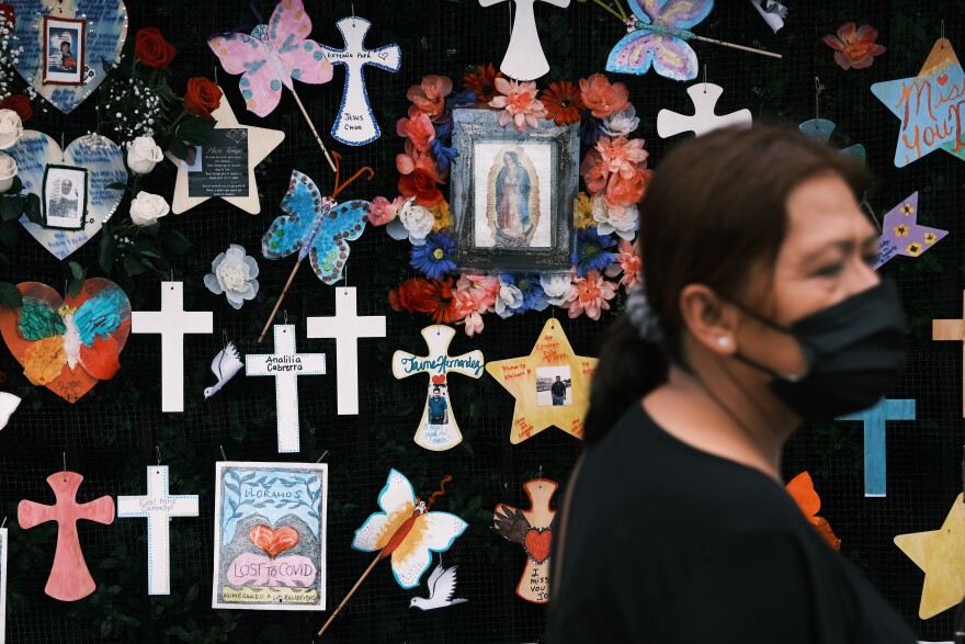 NEW YORK, NEW YORK - JUNE 08: Memorials hang from the front gate of Greenwood Cemetery during an event and procession organized by Naming the Lost Memorials to remember and celebrate the lives of those killed by the Covid-19 pandemic on June 08, 2021 in New York City. The group of volunteer activists, artists and folklorists has created memorial sites in New York City to name and remember the victims of Covid. An estimated 600,000 Americans have died from Covid-19.  (Photo by Spencer Platt/Getty Images)