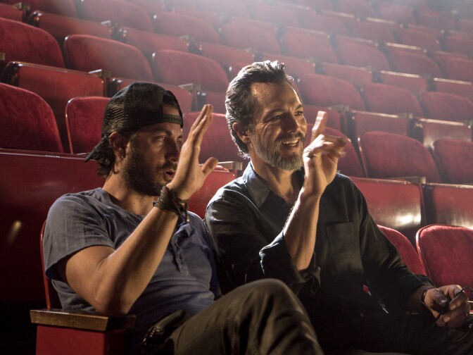 TI_FL_D002_DL_00278_R_CROP(l to r) Director Brad Furman and actor Benjamin Bratt behind the scenes on the set of THE INFILTRATOR, a Broad Green Pictures release.Credit: David Lee / Broad Green Pictures