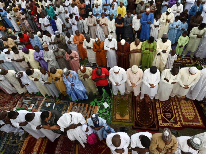 Muslims take part in the Eid al-Fitr prays at the Syrian Mosque, at the Ikoyi district, in Lagos, on June 25, 2017.
Eid al-Fitr festival marks the end of the holy Muslim fasting month of Ramadan during which devotees are required to abstain from food, drink and sex from dawn to dusk. / AFP PHOTO / PIUS UTOMI EKPEI        (Photo credit should read PIUS UTOMI EKPEI/AFP/Getty Images)