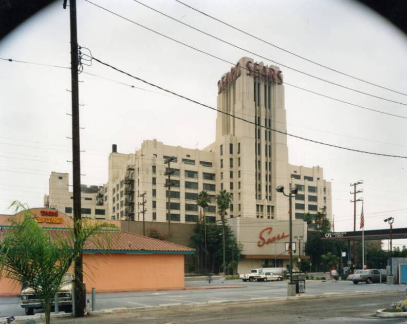 The Sears building is foregrounded by a Tacos El Unico restaurant in 1997.