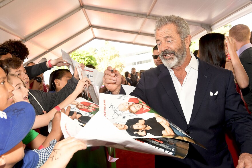  Mel Gibson attends the premiere of Paramount Pictures' "Daddy's Home 2" at Regency Village Theatre on November 5, 2017 in Westwood, California.  