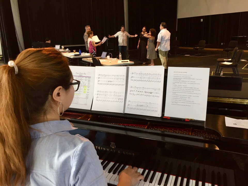 “Cruzar la Cara de la Luna” (To Cross the Face of the Moon).  