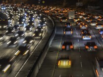 Cars and trucks are slowly moving during the evening's rush hour on Hollywood Freeway (Highwayy 101) in Los Angeles California on February 13, 2014.     AFP PHOTO / JOE KLAMAR        (Photo credit should read JOE KLAMAR/AFP/Getty Images)