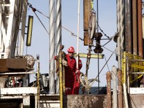 SoCal Gas crews working to stop the flow of gas from the leaking well in Porter Ranch.