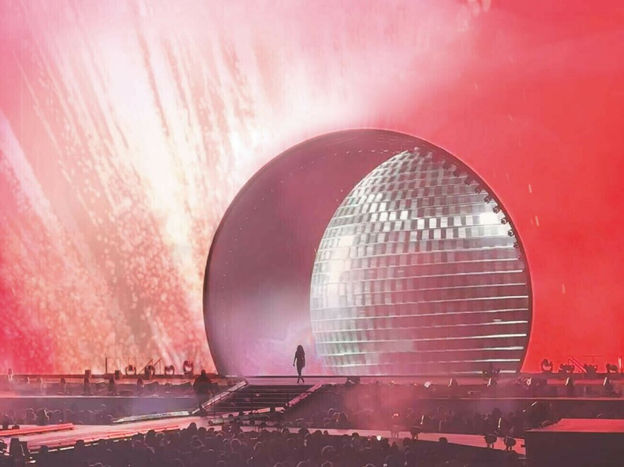 For Beyoncé's Renaissance tour Es Devlin designed a spherical portal â a 50-foot wide aperture â from which the star, her dancers and musicians could emerge and withdraw between songs.