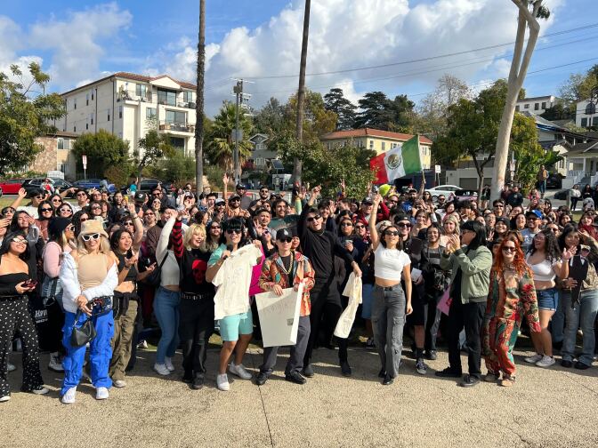 a group of some 100 people gathered to take a pic.