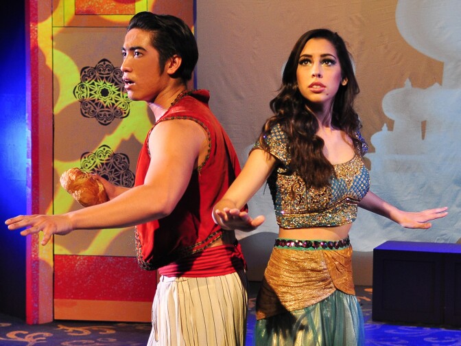 Daniel Martinez as Aladdin and Sarah Kennedy as Princess Jazmín in Aladdin, Dual Language edition paying at Casa 0101.